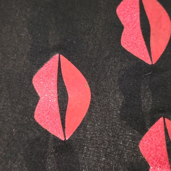 Lane Bryant Lip 💋 Pattern VNeck Tee, 14/16, Valentine's Day Shirt, Black - Picture 10 of 10